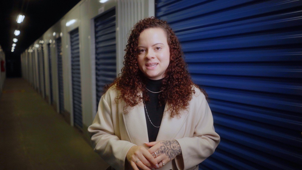 Imagem do vídeo de depoimento de Anaíle Santos - Pessoa Jurídica sobre o Guarde Aqui